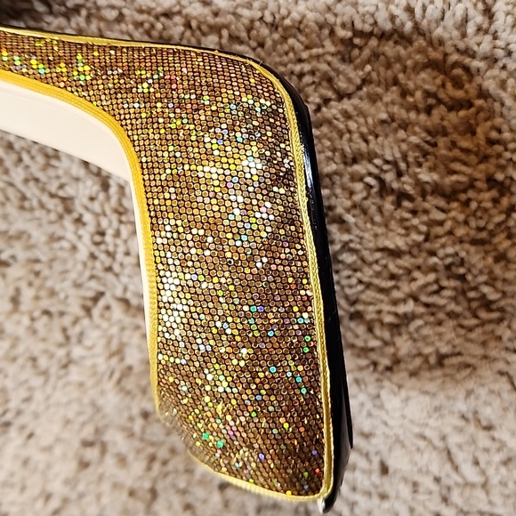 Wild Eye gold high heel wine bottle holder - Picture 3 of 5